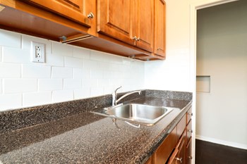 156 Kingston Road Studio-1 Bed Apartment for Rent - Photo Gallery 4