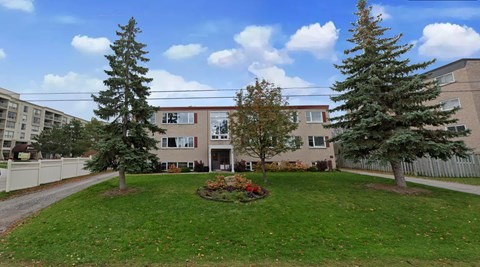 this is a photo of the courtyard at harvard square apartments in dallas, tx