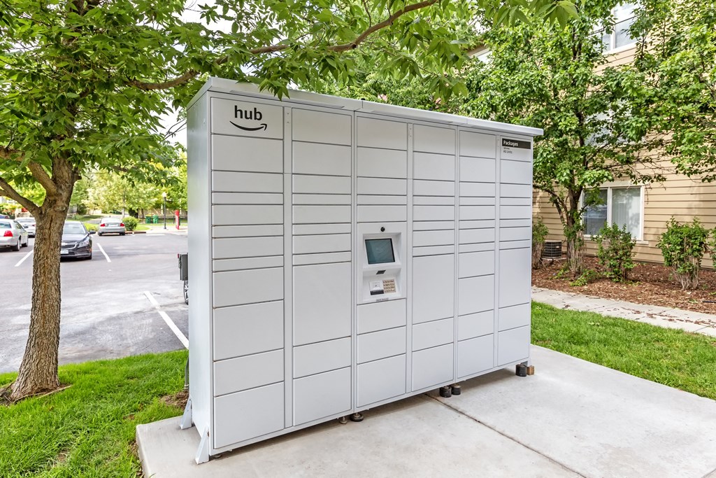 a small white building on the side of a sidewalk