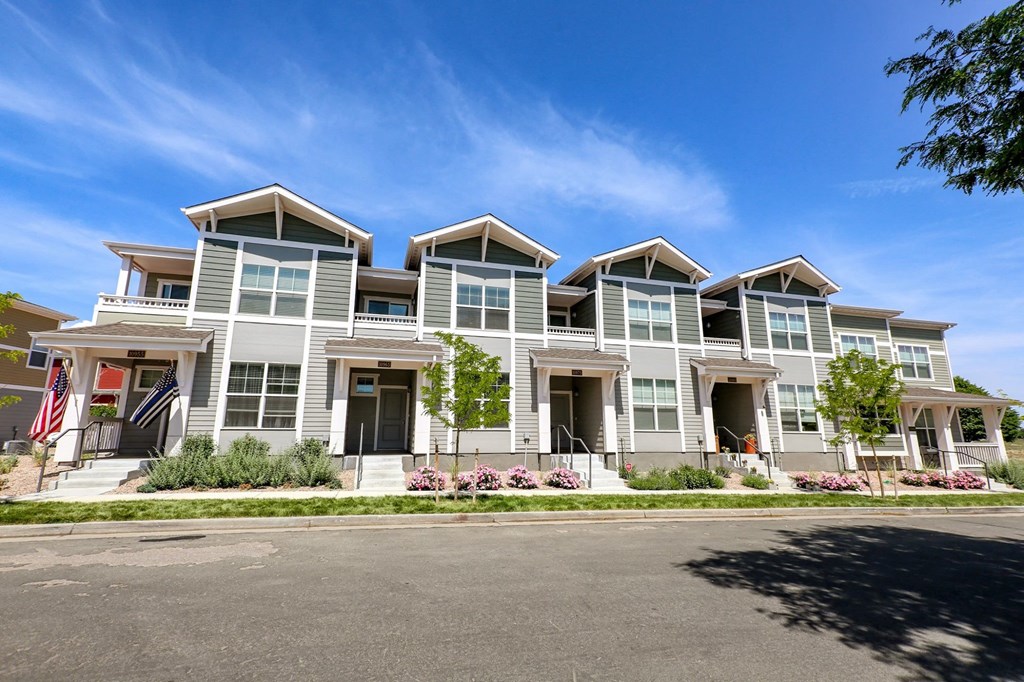 a picture of a large apartment building