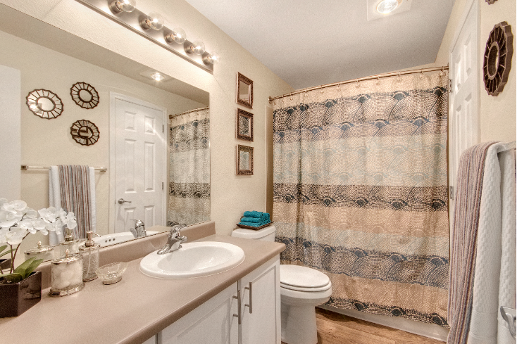 Sumner Apartments - The Retreat Apartments - bathroom