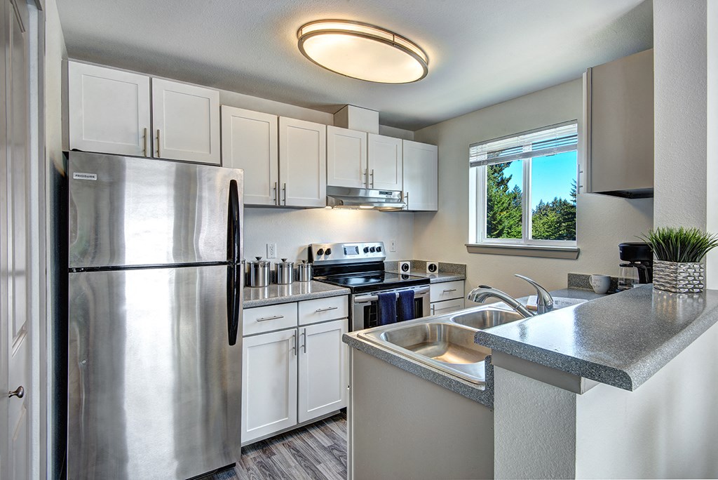 Tacoma Apartments- Heatherstone Apartments- kitchen