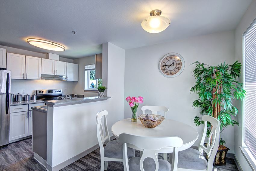 Tacoma Apartments- Heatherstone Apartments- dining area