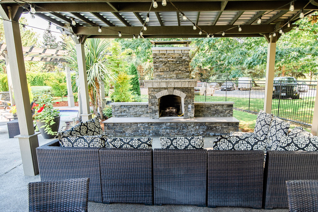 Kent Apartments - Signature Pointe Apartment Homes - Community Patio and Outdoor Fireplace