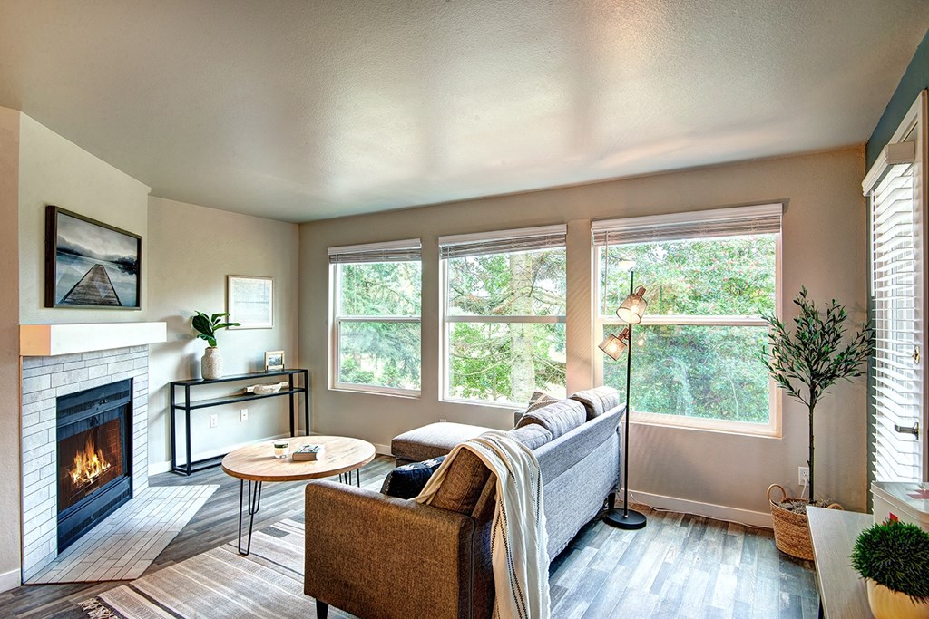 Everett Apartments-  The Lynx Apartments Livingroom