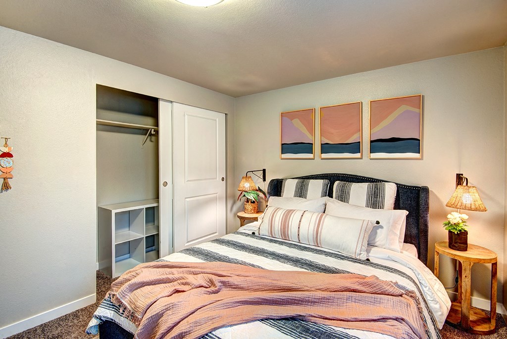 Everett Apartments-  The Lynx Apartments Bedroom