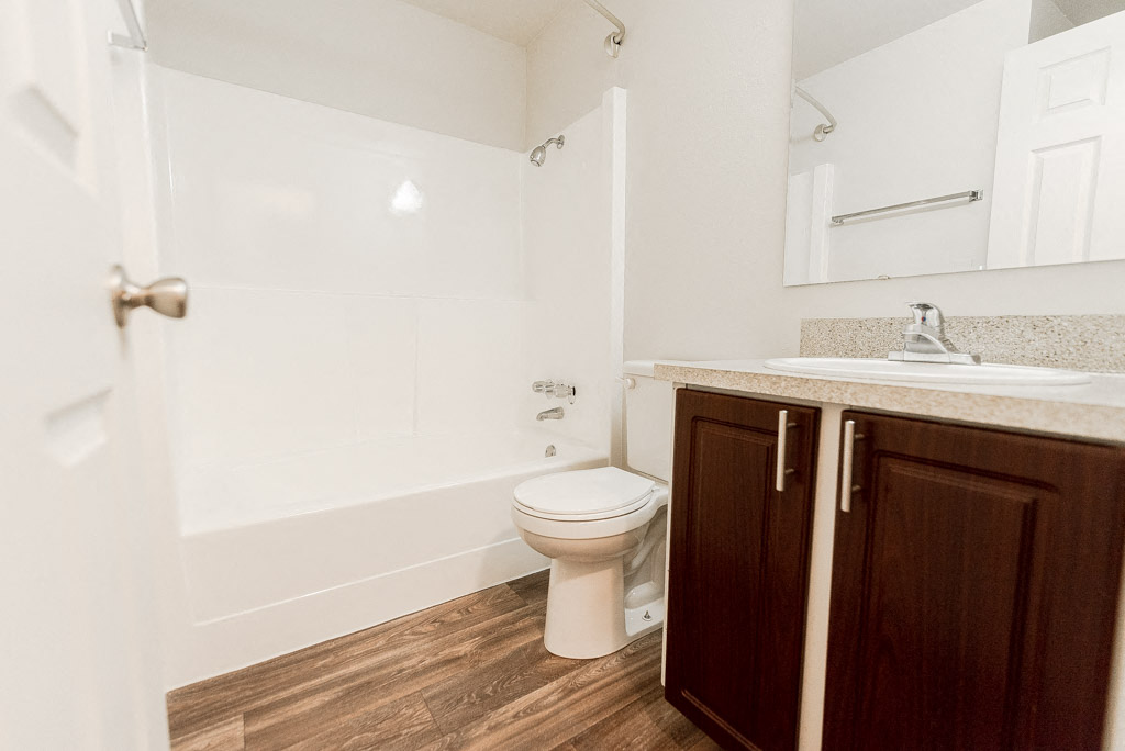 Lakewood Apartments - Bellmary Park Apartments - Bathroom