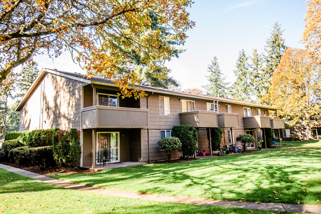 Lakewood Apartments - Bellmary Park Apartments - Rear Exterior