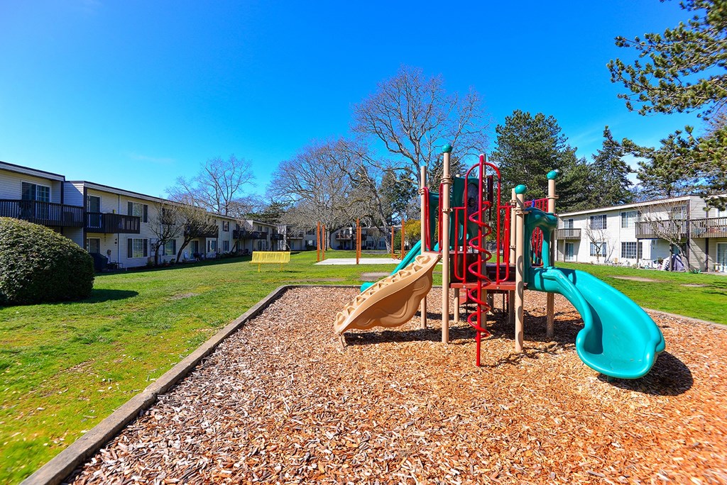 Lakewood Apartments - MOD 83 Apartments - Playground 1