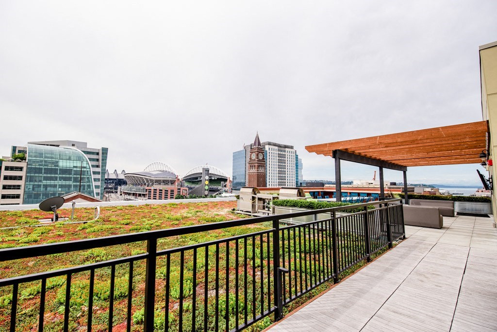 Apartments in Seattle, WA - Icon Apartments Rooftop Deck with BBQs and City Views