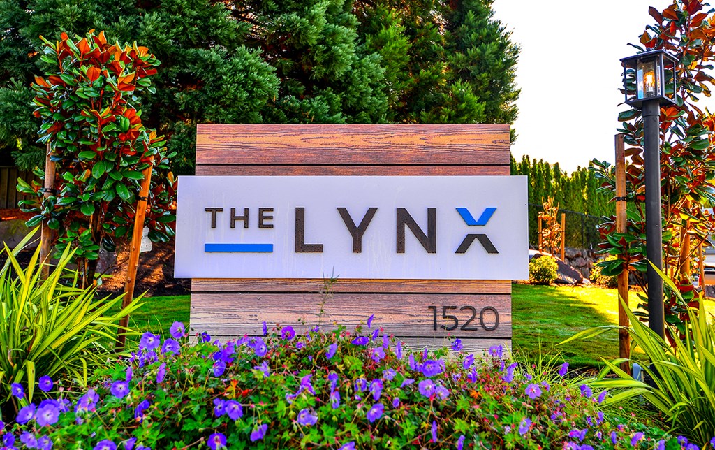 Everett Apartments-  The Lynx Front Entrance Sign