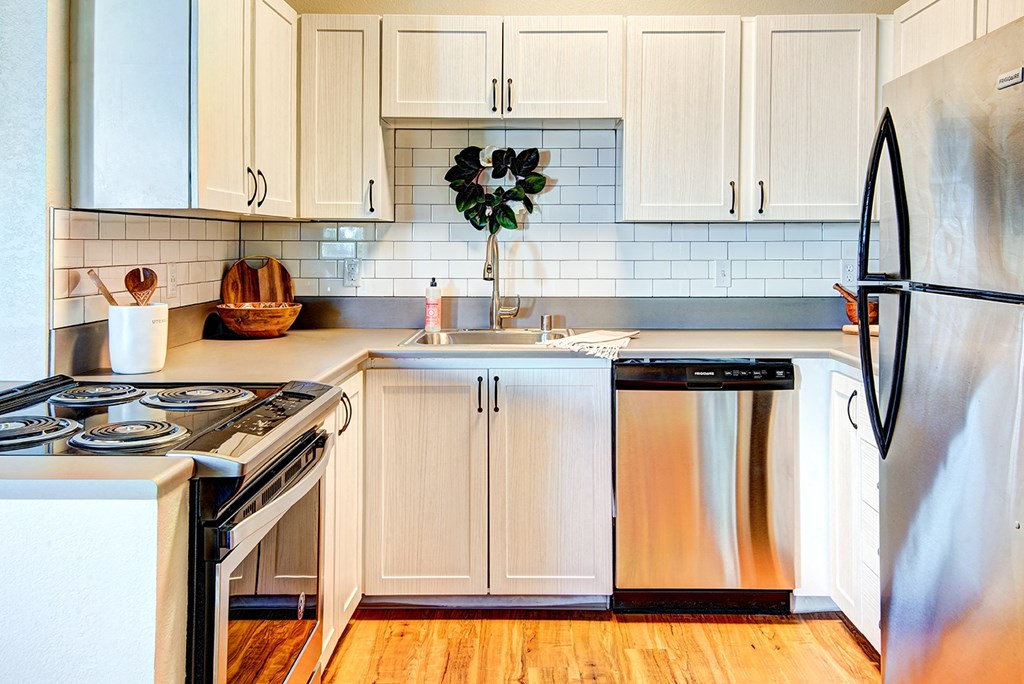Everett Apartments=-  The Lynx Kitchen with Stainless Steel Appliances