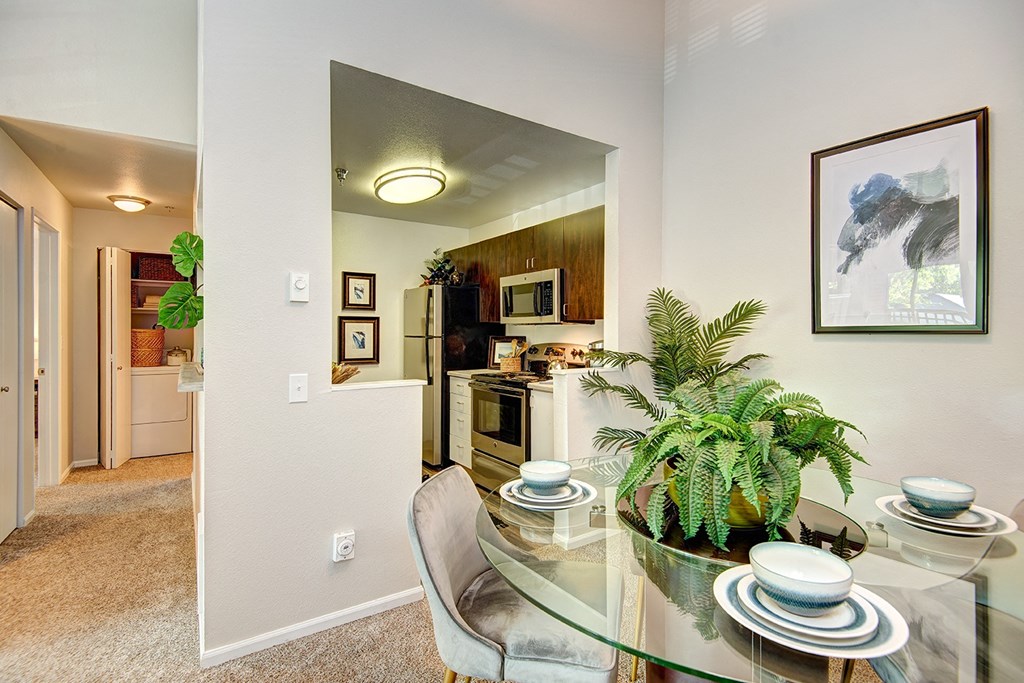 Kent Apartments- Signature Pointe Apartments- dining room