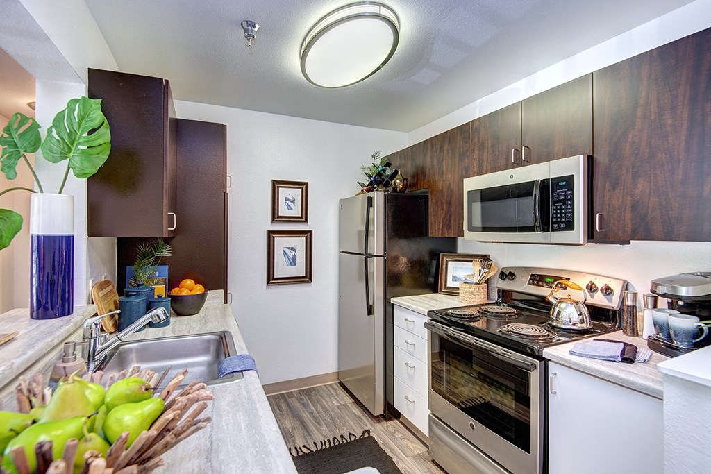 Kent Apartments- Signature Pointe Apartments- kitchenKent Apartments- Signature Pointe Apartments- kitchen