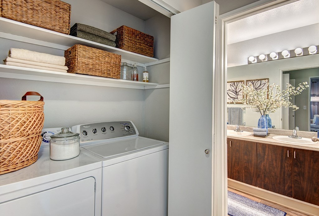 Kent Apartments- Signature Pointe Apartments- laundry