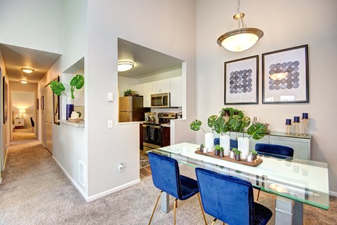Kent Apartments- Signature Pointe Apartments- dining room