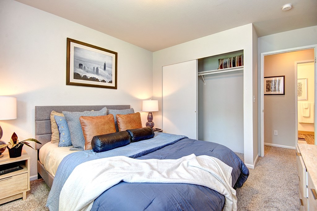 Kent Apartments- Signature Pointe Apartments- bedroom