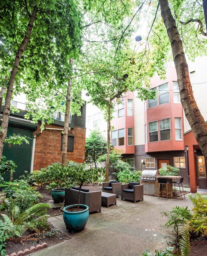 Seattle Apartments - Ellis Court Apartments - Common Courtyard and Gas Grill at Ellis Court Apartments, Washington