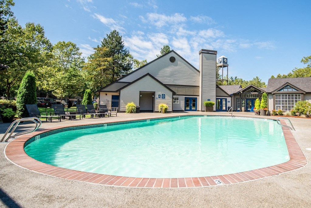 Signature Pointe Outdoor Pool