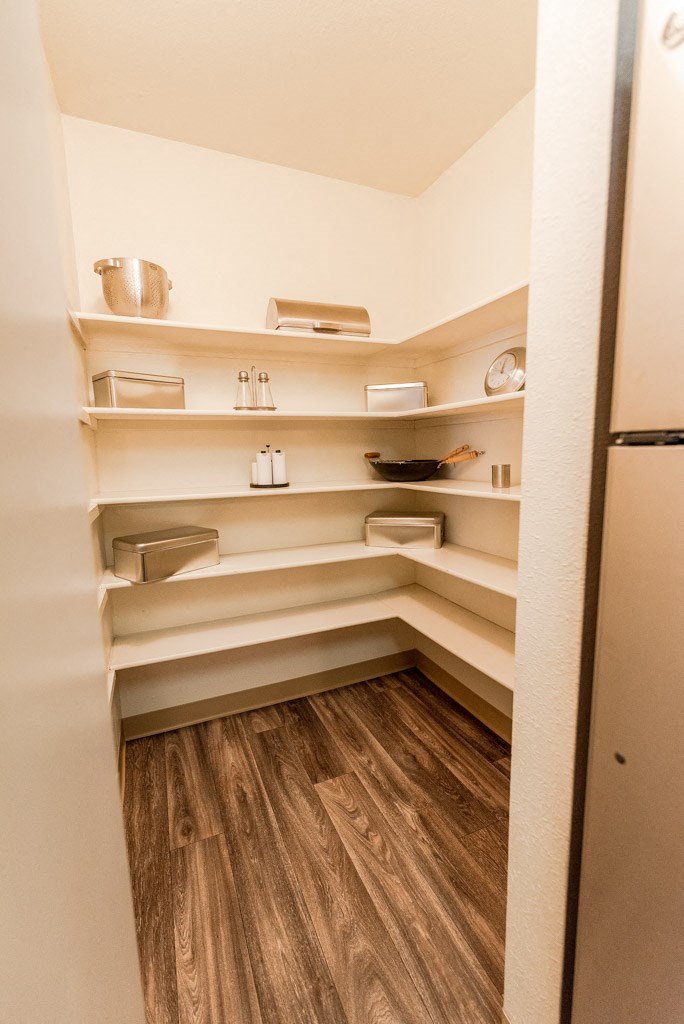 Kent Apartments - Signature Pointe Apartment Homes - Kitchen and Pantry