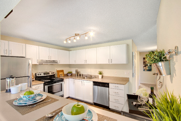 Sumner Apartments - The Retreat Apartments - Kitchen