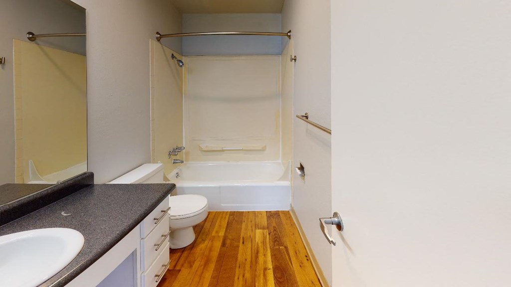 Renton Apartments - The Aviator Apartments - bathroom