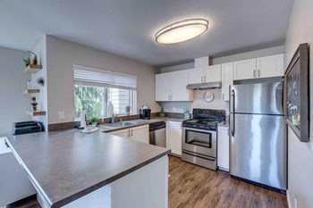 13543 Greenwood Ave N 1-2 Beds Apartment for Rent - Photo Gallery 6