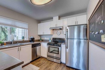 13543 Greenwood Ave N 1-2 Beds Apartment for Rent - Photo Gallery 4