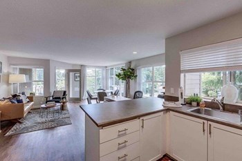 13543 Greenwood Ave N 1-2 Beds Apartment for Rent - Photo Gallery 3