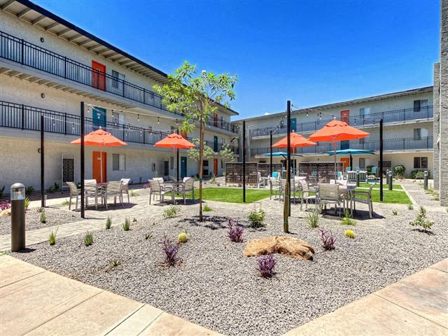 Pheonix Apartments- Icon on Central- outdoor eating area