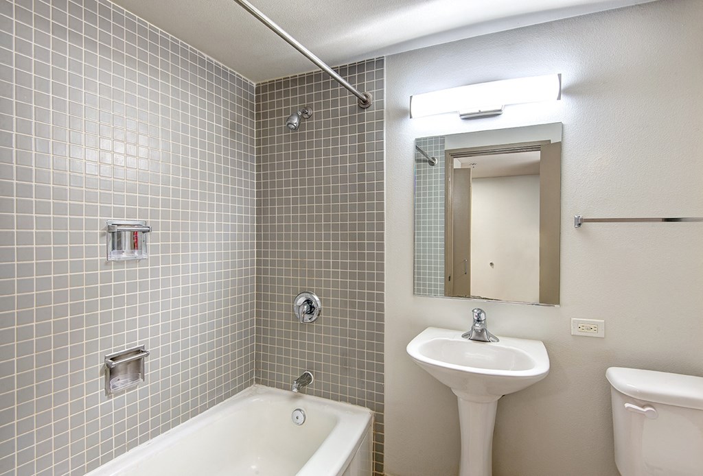 Seattle Apartments - Cosmopolitan - bathroom