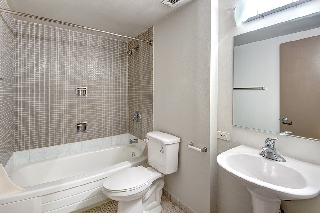 Seattle Apartments - Cosmopolitan - bathroom