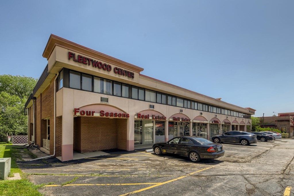 the front of a four seasons hotel with cars parked in front of it