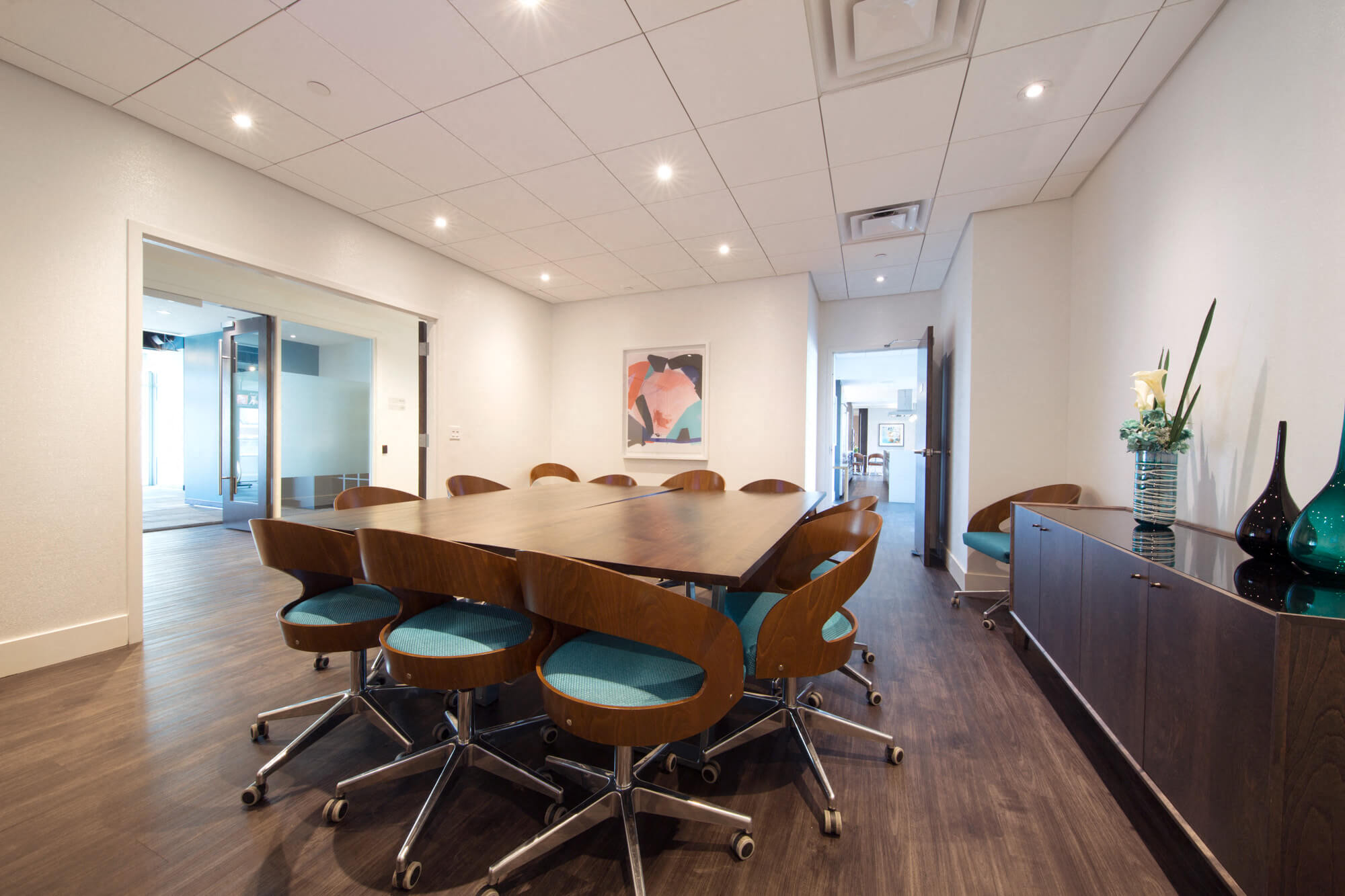 Private Meeting / Dining Room Versus Condo Rental Amenities