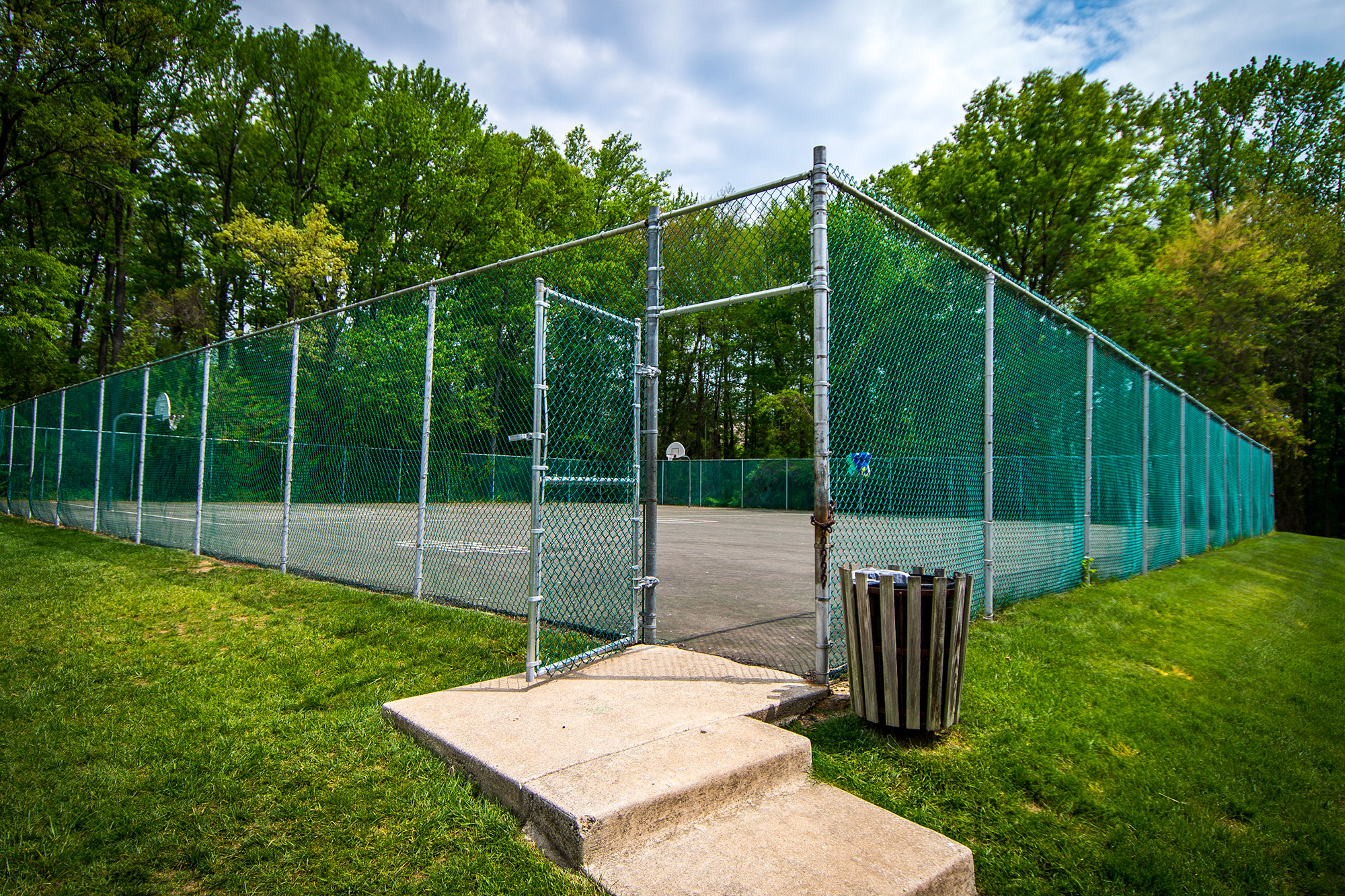 Ashley Apartments Basketball Court Outside Photo