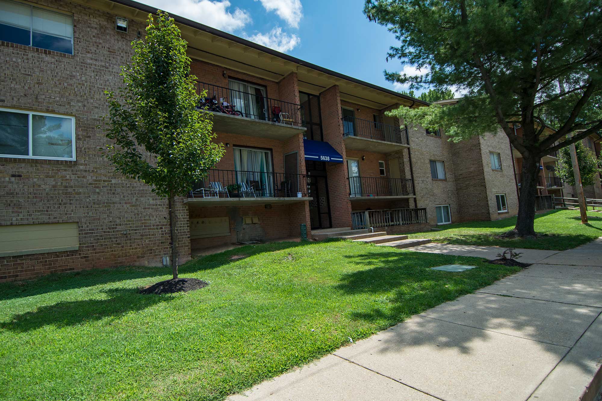 Del Vista Apartments Building Exterior 02