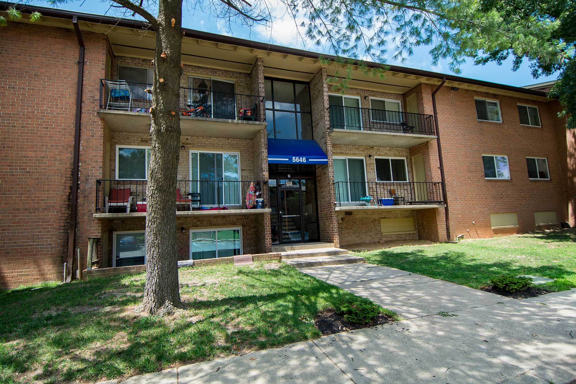 Del Vista Apartments Building Exterior 04