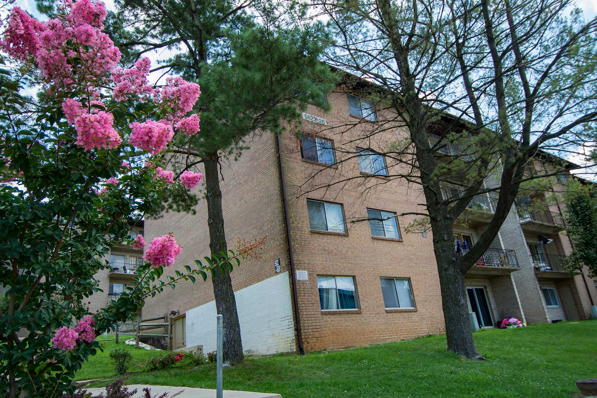 Del Vista Apartments Building Exterior 06