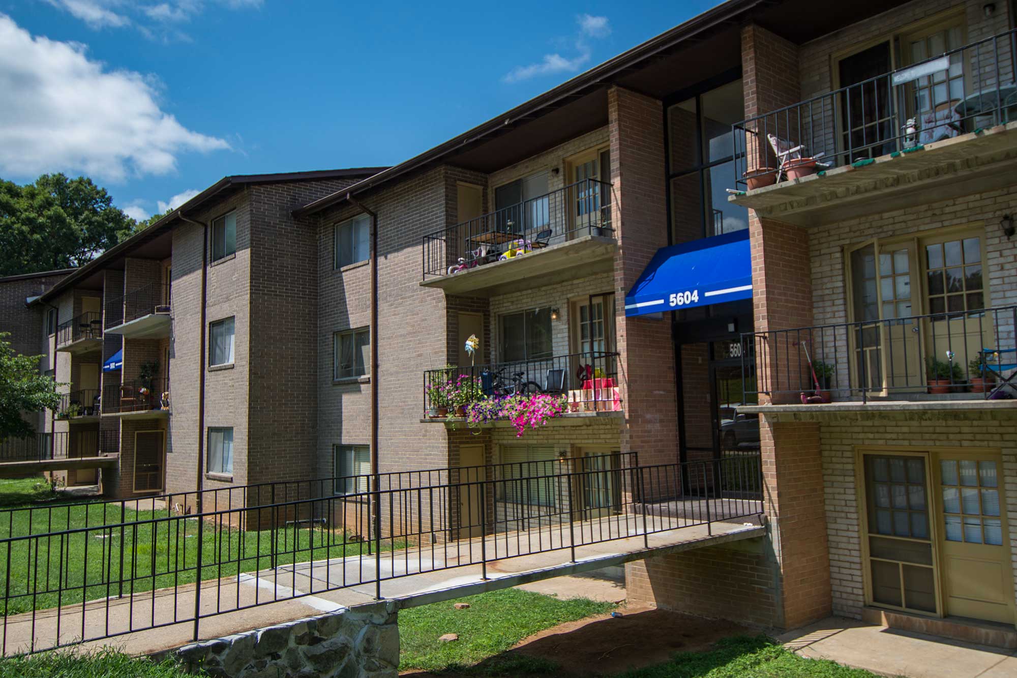 Del Vista Apartments Building Exterior 08