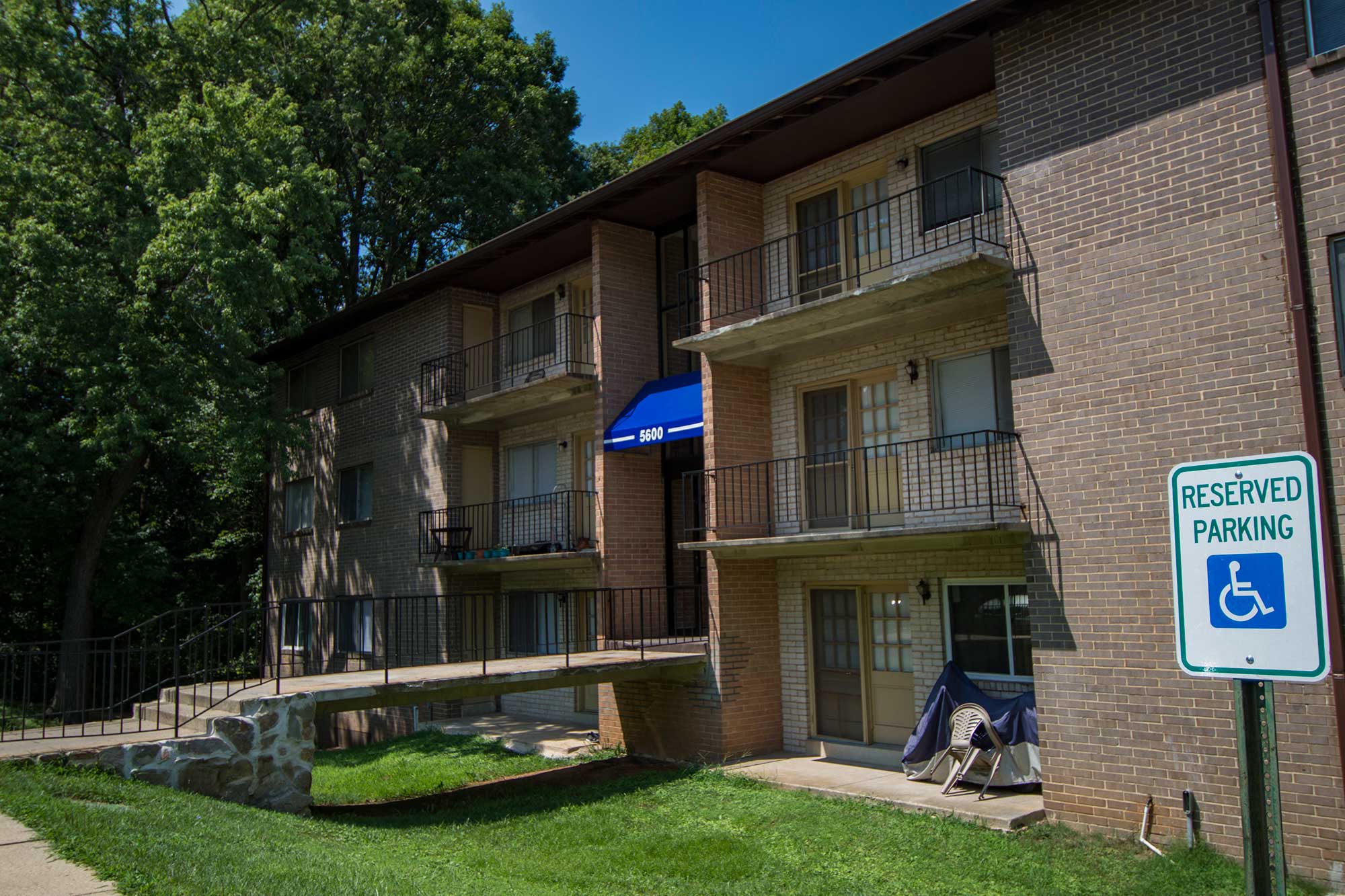 Del Vista Apartments Building Exterior 10