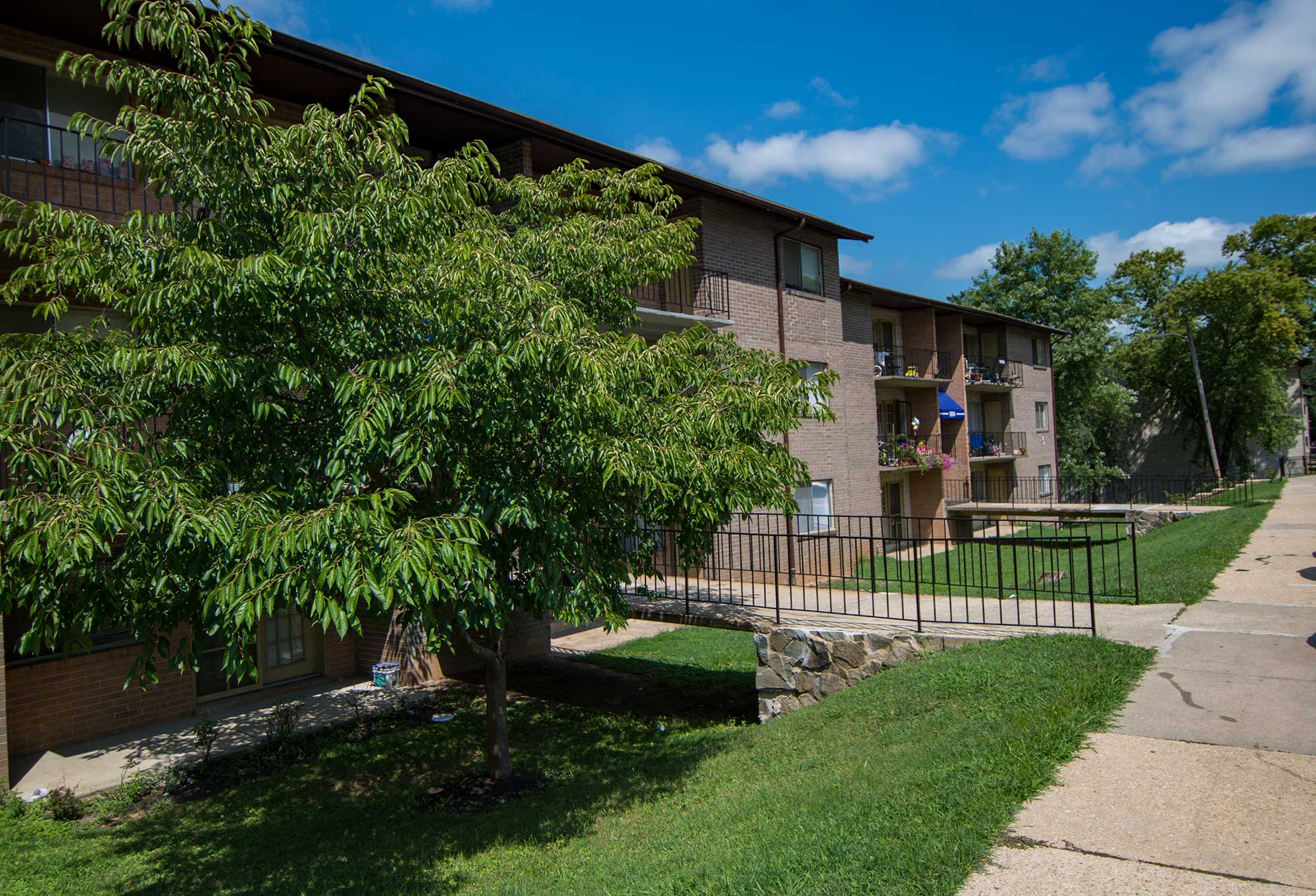 Del Vista Apartments Building Exterior 11