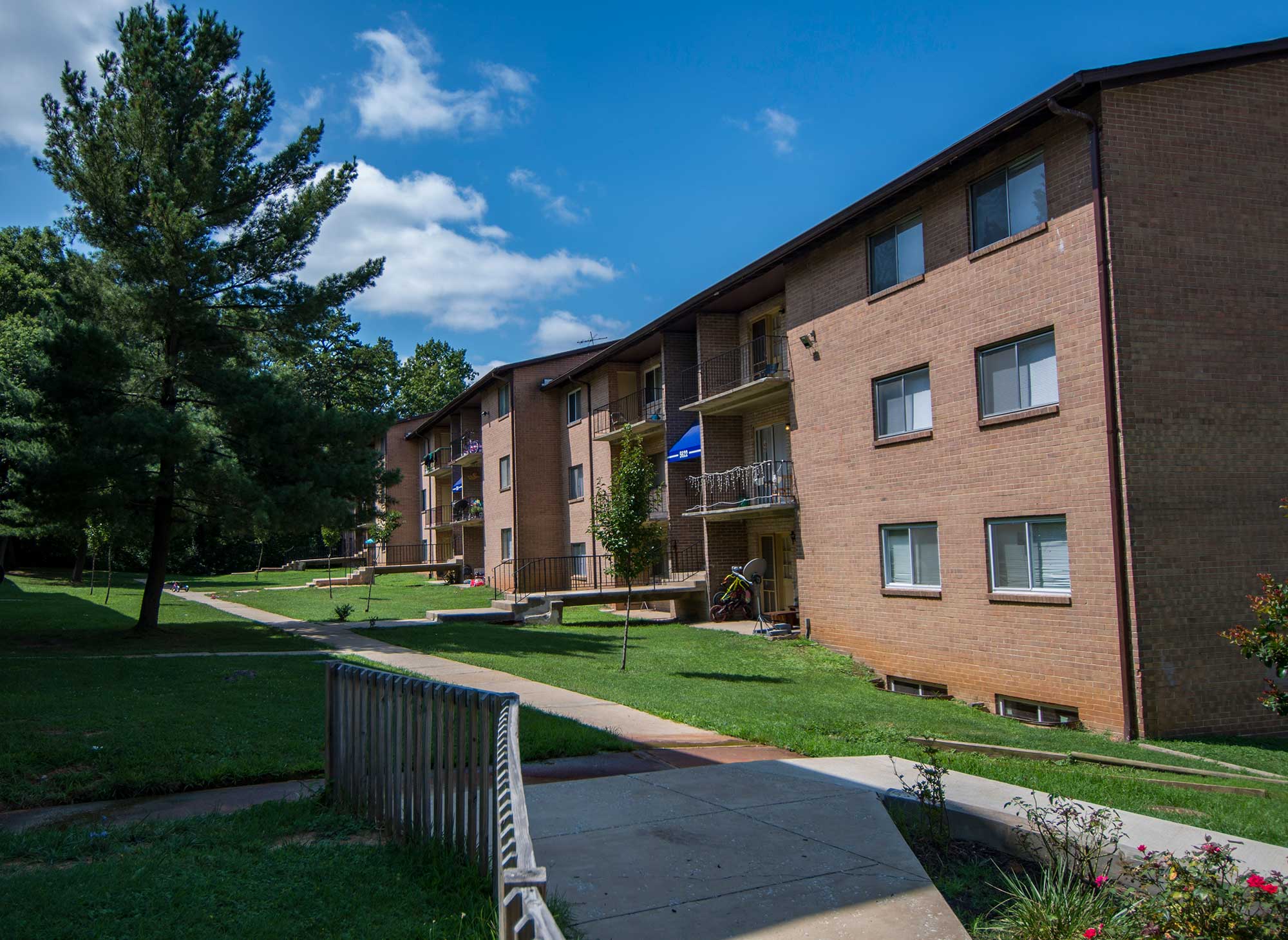 Del Vista Apartments Building Exterior 14