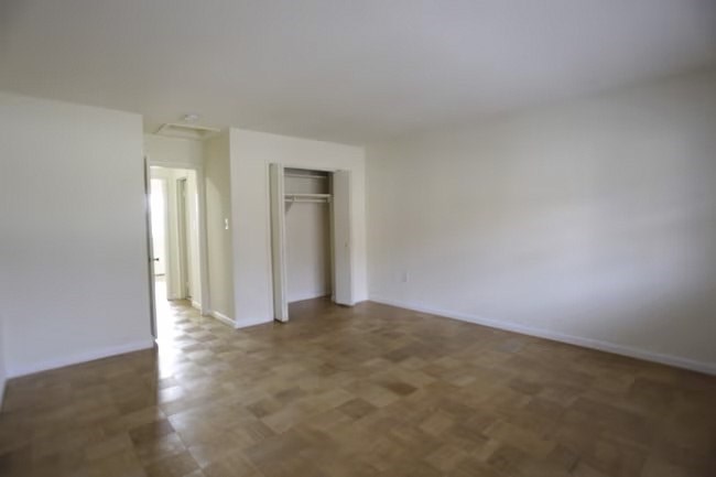 Vacant Living Area at Normandy Hill Apartments, Alexandria, VA 22304