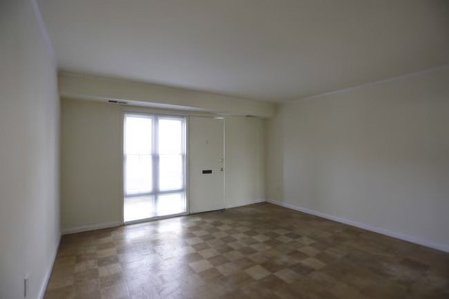 Unfurnished Living Area at Normandy Hill Apartments, Virginia, 22304
