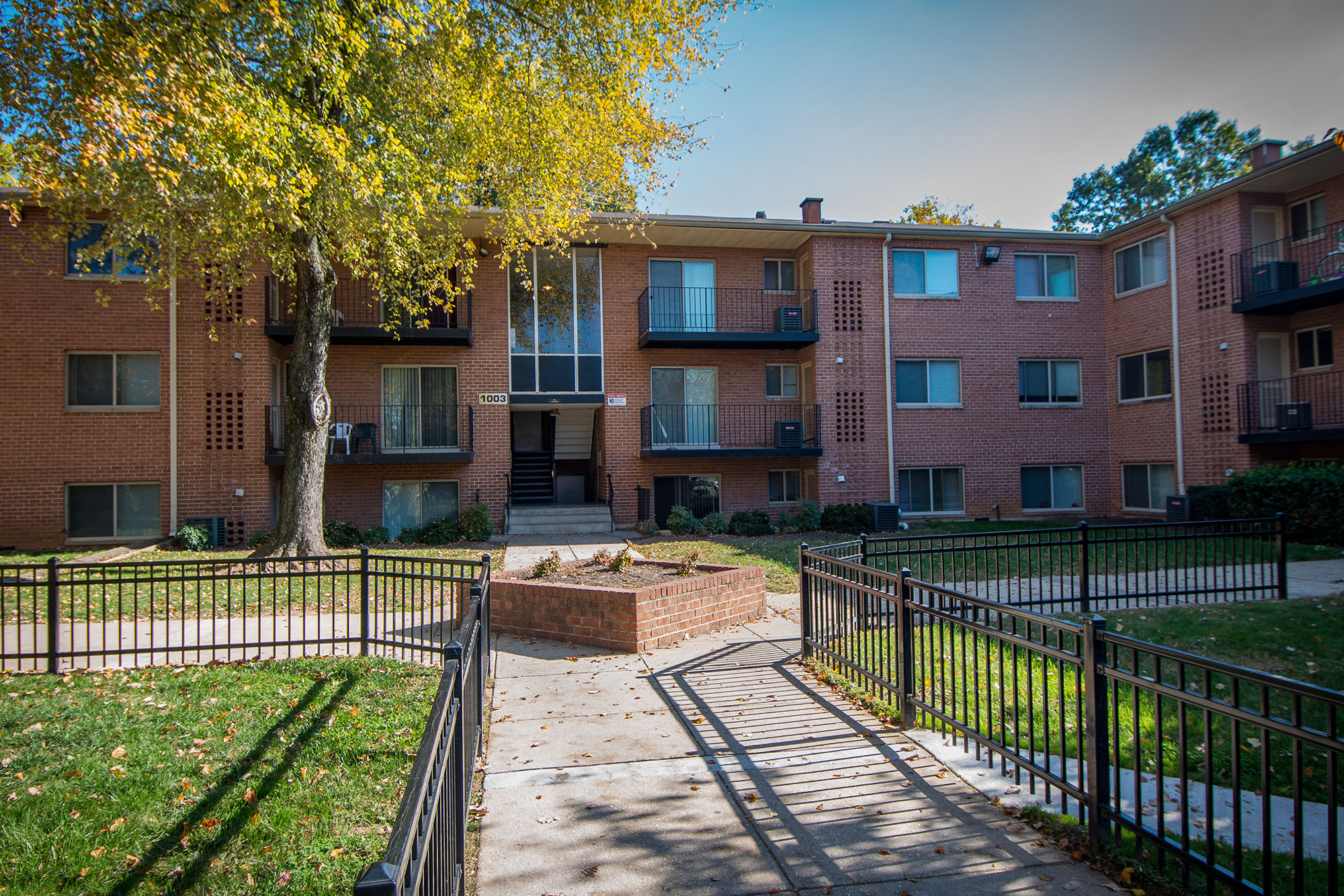 Glen Willow Apartments Outside Walkway 01