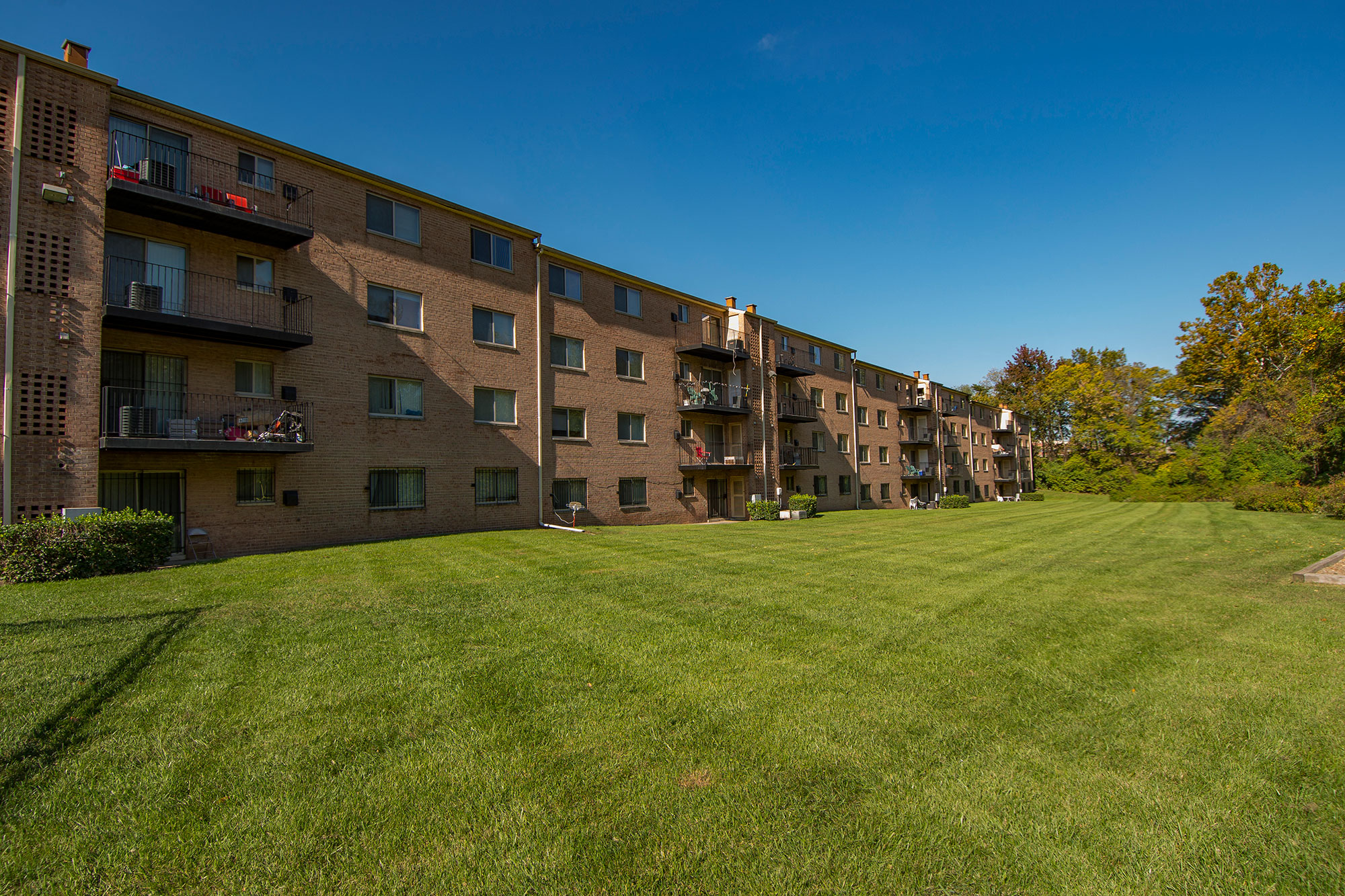 Glen Willow Apartments Building Exterior 06
