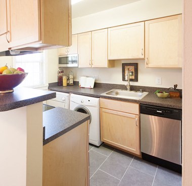 Rock Creek Spring Apartments Kitchen Area - Photo Gallery 4