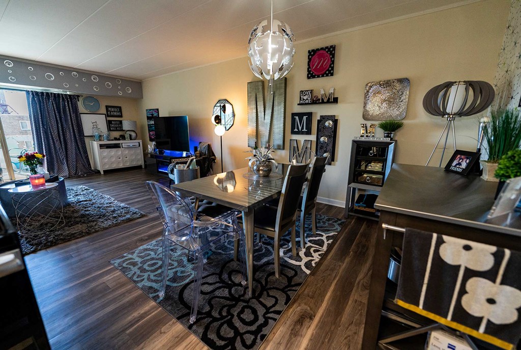 Laurel Village Apartments 2BD Living 002