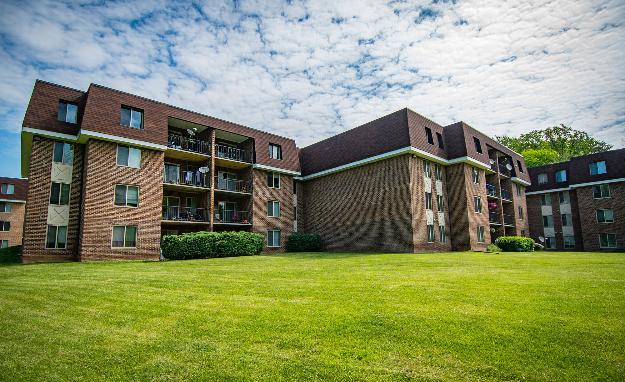 Oakton Park Apartments Building Exterior Far 25