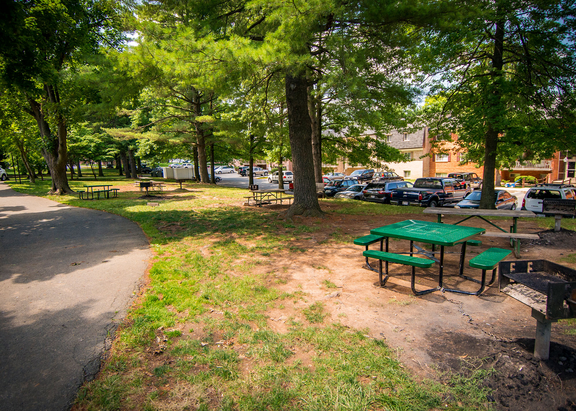 Maplewood Villas Apartments Picnic Area 01